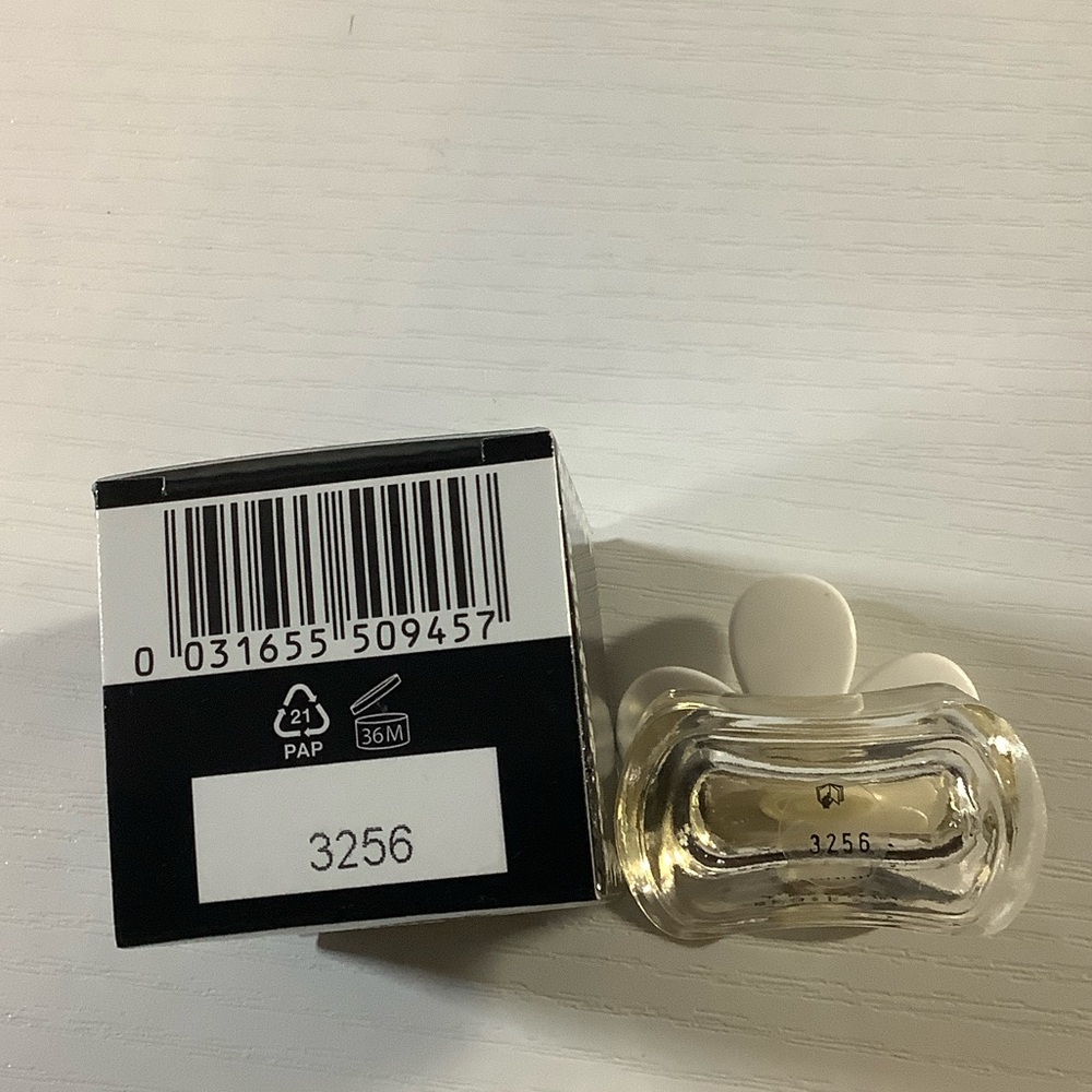Marc Jacobs Daisy Black and White Eau de Toilette - Picture 3 of 3